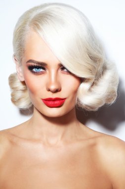 Sarışın kadın vintage saç modeli ile 