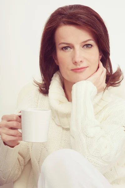 Beautiful mature woman with cup of tee — Stock Photo, Image