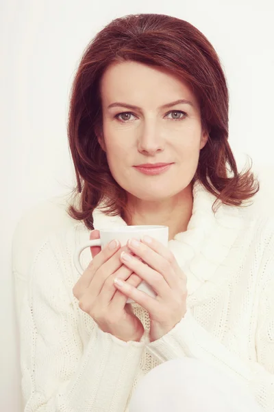 Beautiful mature woman with cup of tee — Stock Photo, Image