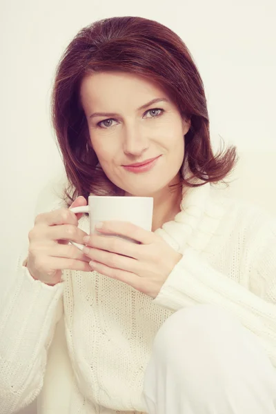 Beautiful mature woman with cup of tee — Stock Photo, Image