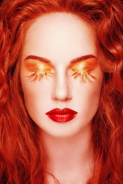つけまつげと美しい赤毛の女性 — ストック写真