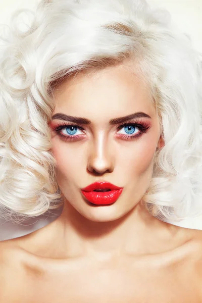 Vacker Platina blond sexig kvinna — Stockfoto