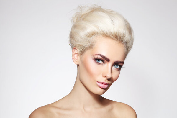 Красивая чувственная платиновая блондинка
 