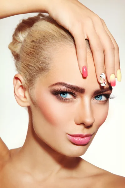 Piękna blond kobieta z elegancki makijaż — Zdjęcie stockowe