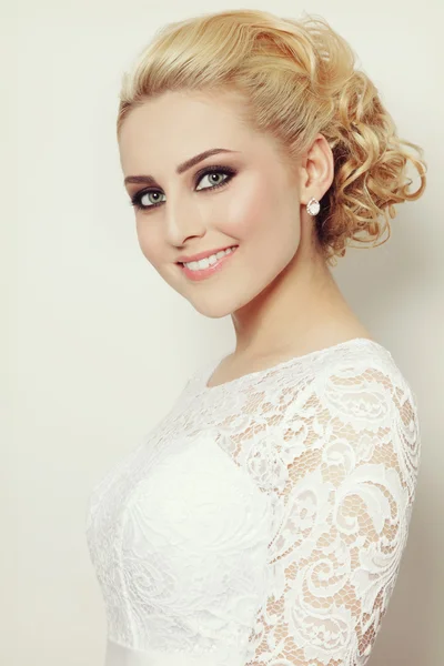 Piękne blond kobieta z zadymionych oczu — Zdjęcie stockowe