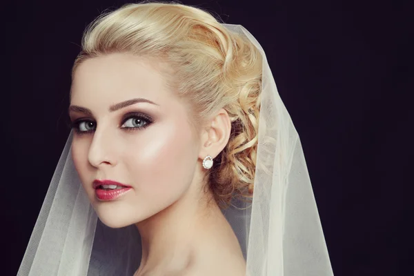 Young beautiful bride with veil — Stock Photo, Image