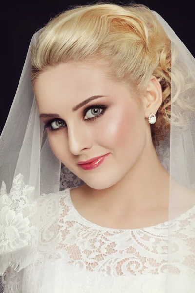 Unga vackra bruden med slöja — Stockfoto