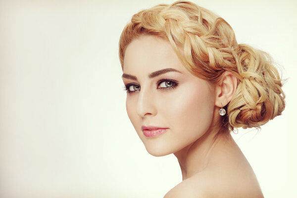 Молодая красивая блондинка 