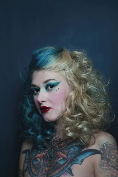 Porträtt Vacker Tatuerad Ung Kvinna Med Tjusig Makeup Och Frisyr Royaltyfria Stockbilder