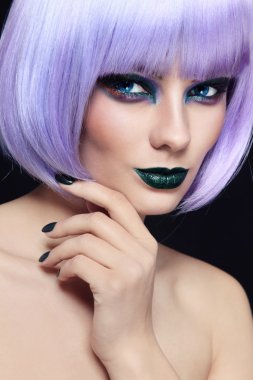 renkli makyaj ve menekşe peruk kadın ile