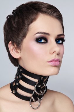 seksi kadın siyah deri yaka