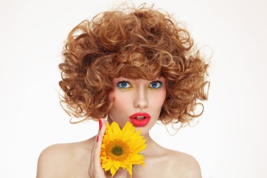 kadın kıvırcık saçlı ve ayçiçeği