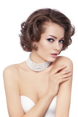 kıvırcık saç modeli ve inci nacklace kadın ile