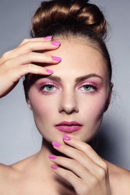 kadın stylifh saç modeli, makyaj ve manikür