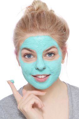 sarışın kadın ile yüz maskesi