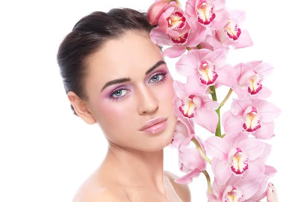 Kvinna med ren rosa make-up och orkidé — Stockfoto