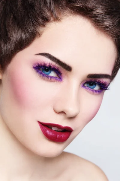 Vrouw met stijlvolle violet make-up — Stockfoto