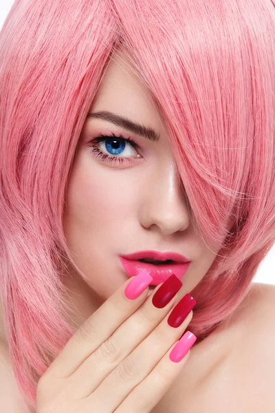 Женщина с розовыми волосами и модным маникюром — стоковое фото
