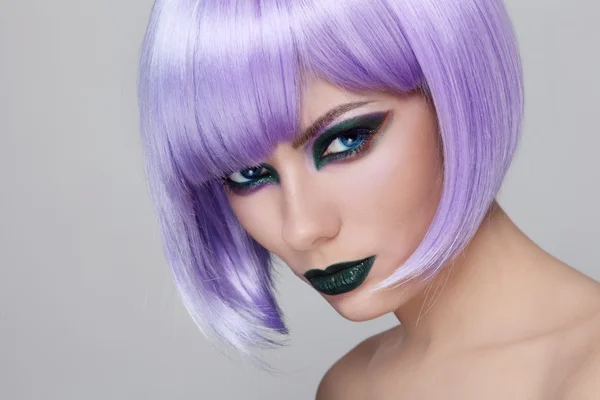 Mujer con maquillaje verde y peluca violeta —  Fotos de Stock