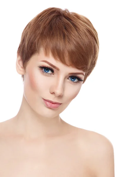 Mulher com corte de cabelo curto e maquiagem fresca — Fotografia de Stock