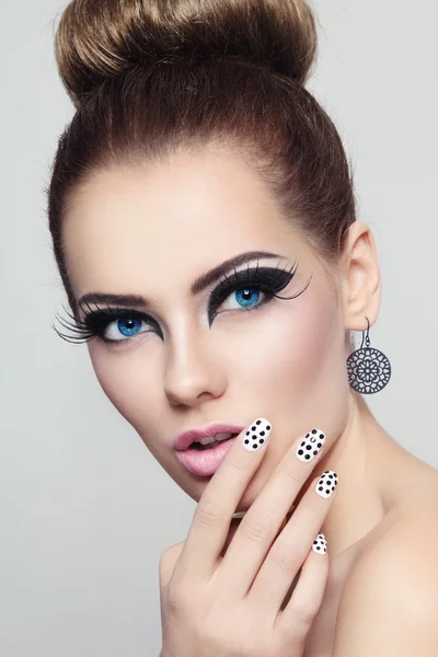 Mujer con elegante gato ojos maquillaje — Foto de Stock