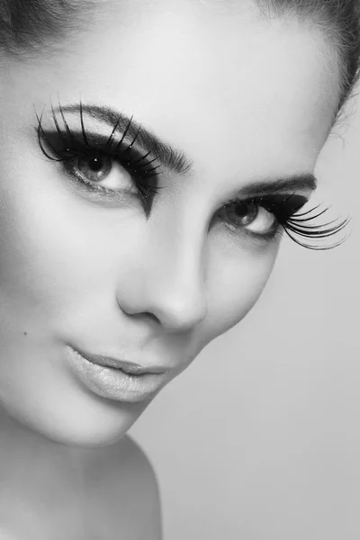 Kadın şık makyaj ve yanlış eyelashes — Stok fotoğraf