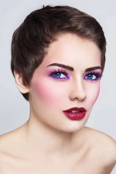 Mujer con elegante maquillaje violeta —  Fotos de Stock