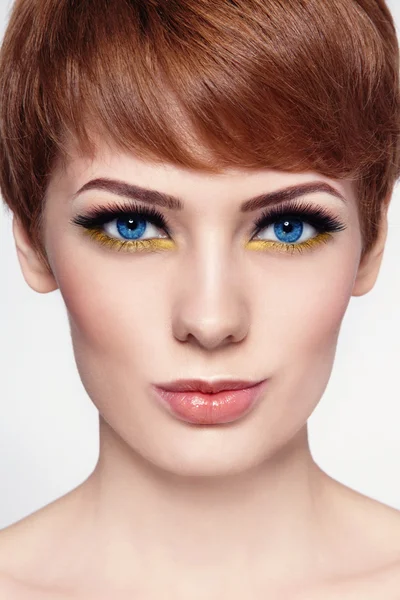 Kvinna med snygg frisyr och make-up — Stockfoto