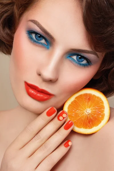 Mujer con maquillaje turquesa y naranja — Foto de Stock