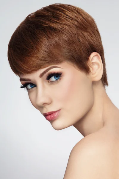 Mulher com corte de cabelo curto elegante — Fotografia de Stock