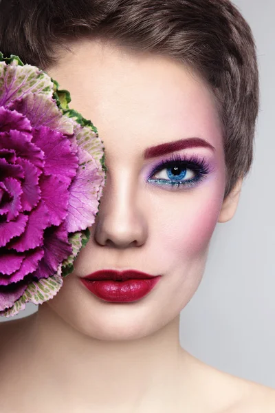 Kvinna med ljusa fancy make-up — Stockfoto