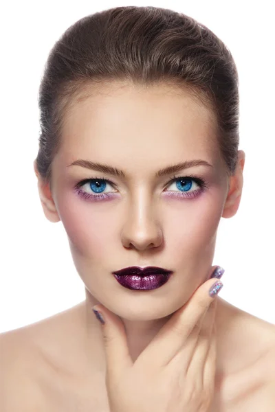 Kvinna med snygg violett make-up — Stockfoto