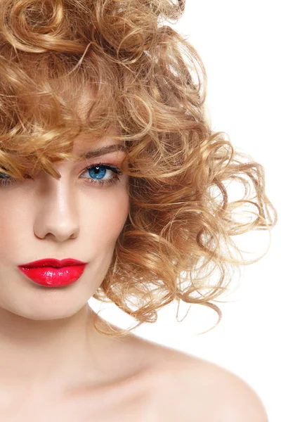 Kadın kıvırcık saçlı ve kırmızı ruj — Stok fotoğraf