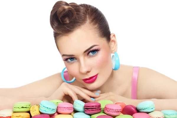 Macaroons lányfiatal gyönyörű nő, színes macaroons elszigetelt fehér background — Stock Fotó