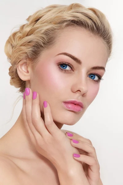 Blond dziewczynka z różowy makijaż i manicure — Zdjęcie stockowe