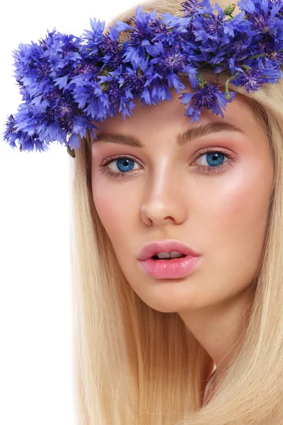 Frau mit Kranz aus blauen Kornblumen — Stockfoto