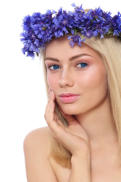 Vrouw met krans van blauwe korenbloemen — Stockfoto