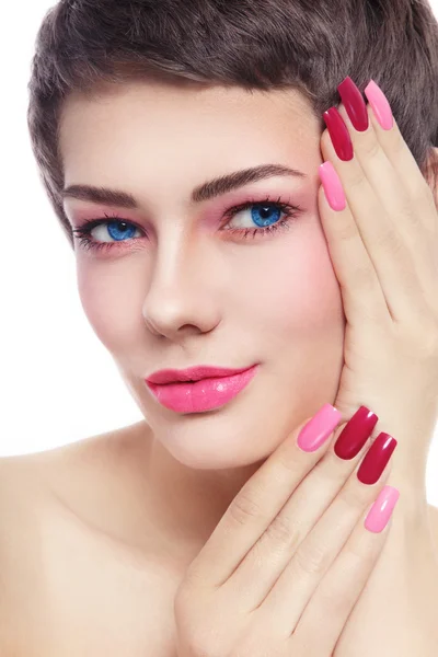 Krásná žena s stylový růžový manikúra — Stock fotografie