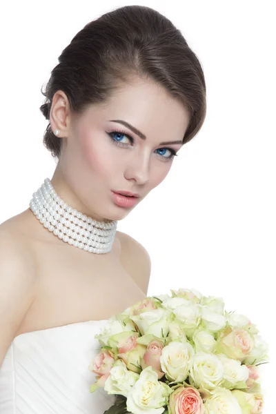 Sposa con elegante bouquet tenuta acconciatura — Foto Stock