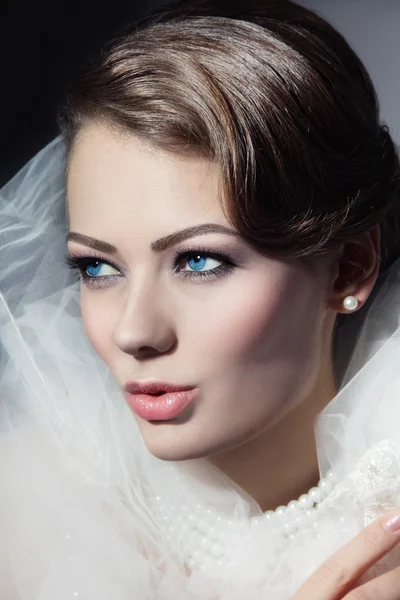 Mariée avec maquillage élégant et voile nuptial — Photo