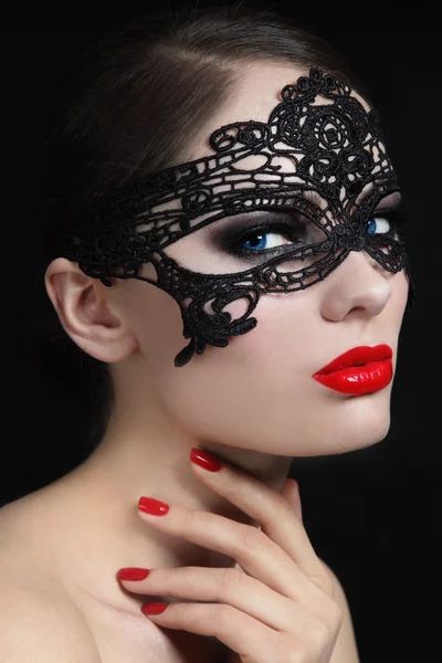 Femme élégante en dentelle noire masque — Photo