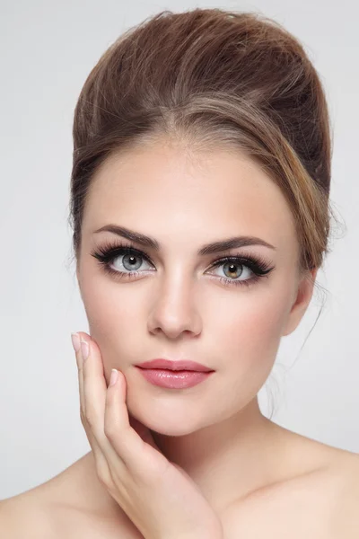 Mulher com cabelo bun e gato olhos make-up — Fotografia de Stock