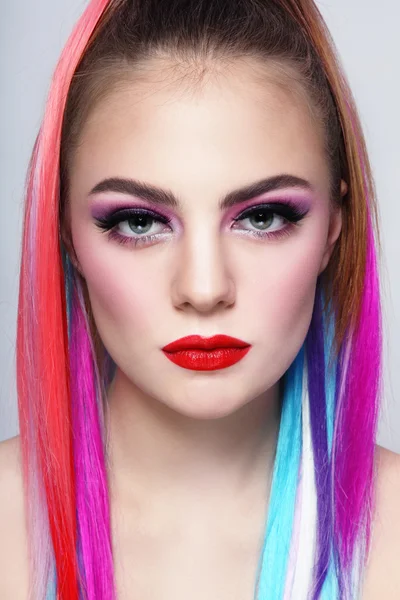Дівчина з різнокольоровими розширеннями волосся — стокове фото