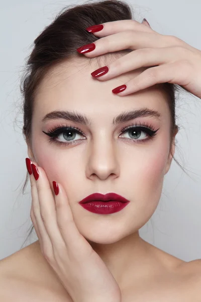 Chica con labios rojos y manicura —  Fotos de Stock