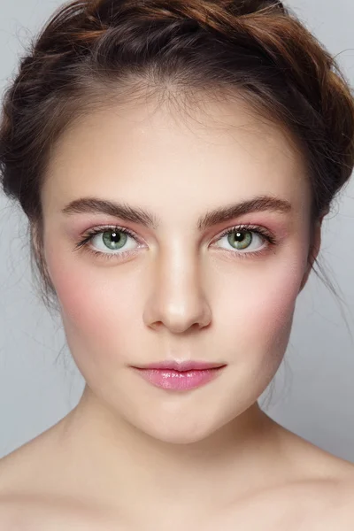 Vacker flicka med ren make-up — Stockfoto