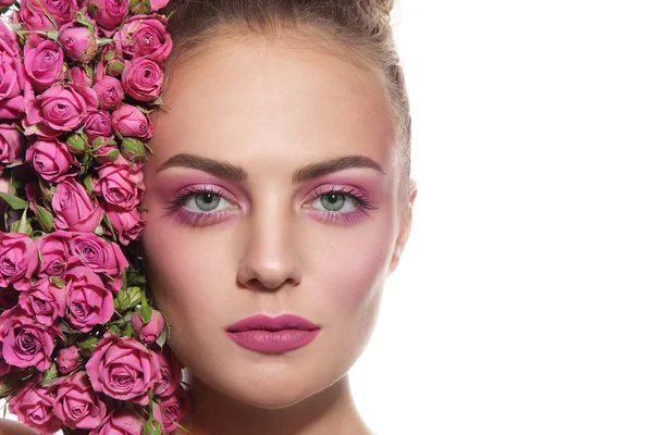 Mulher com maquiagem fresca e rosas rosa — Fotografia de Stock