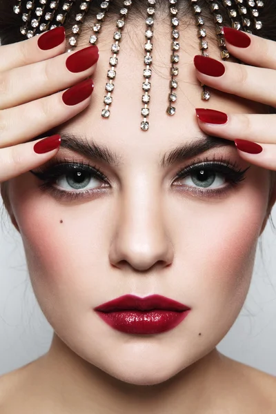Mujer con elegante maquillaje y manicura —  Fotos de Stock