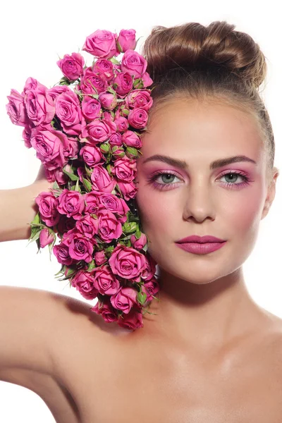 Γυναίκα με το κουλούρι μαλλιά και ροζ τριαντάφυλλα — Φωτογραφία Αρχείου