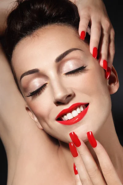 Chica con uñas rojas largas y lápiz labial — Foto de Stock