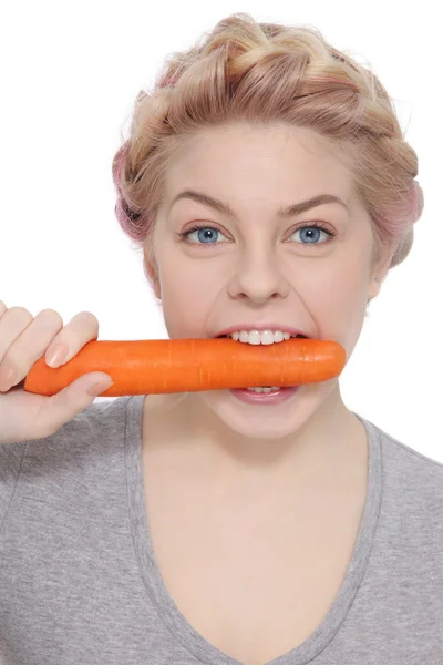 Junges blondes Mädchen isst Karotte — Stockfoto